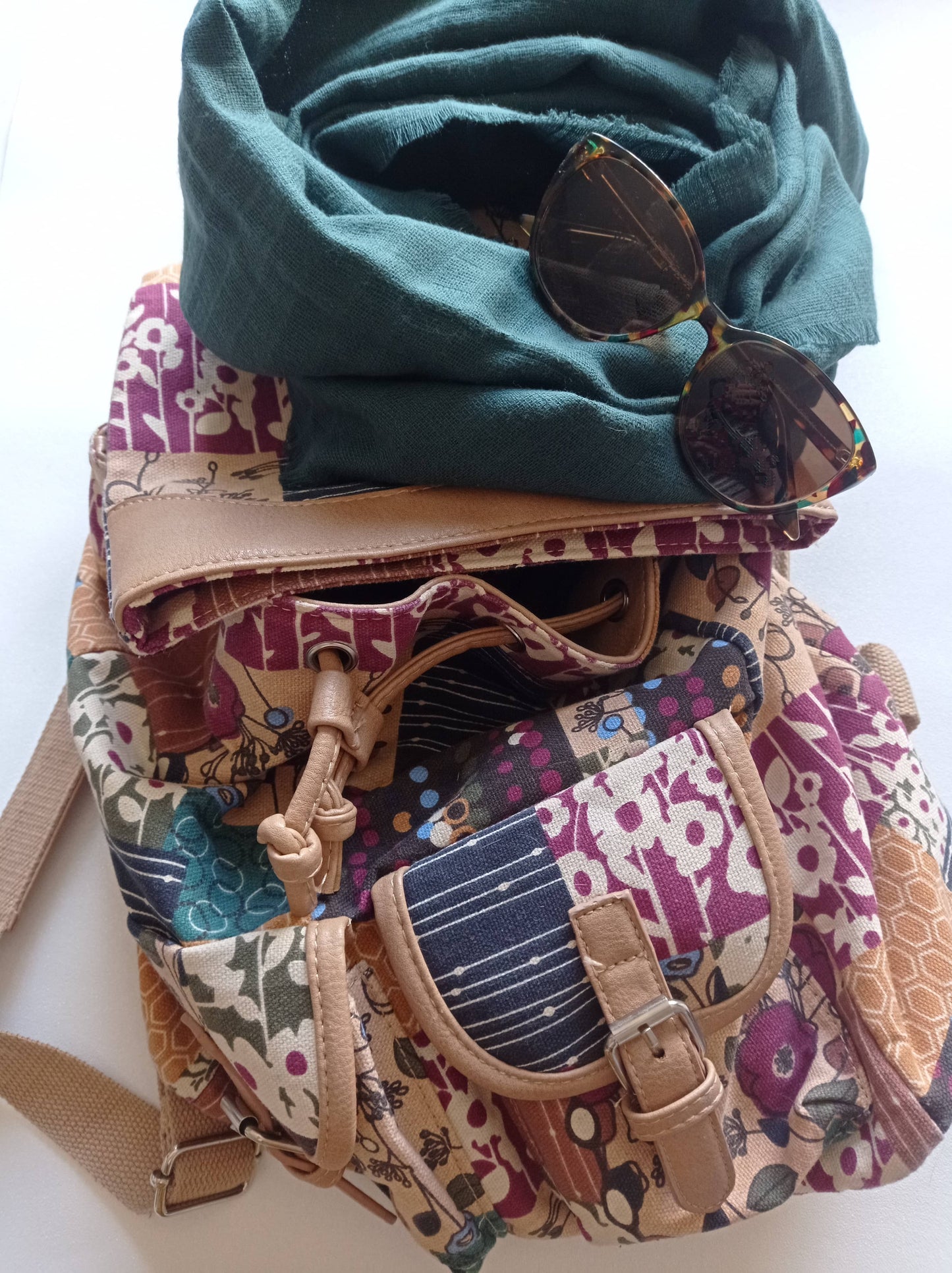écharpe vert forêt assortie avec sac et lunette de soleil