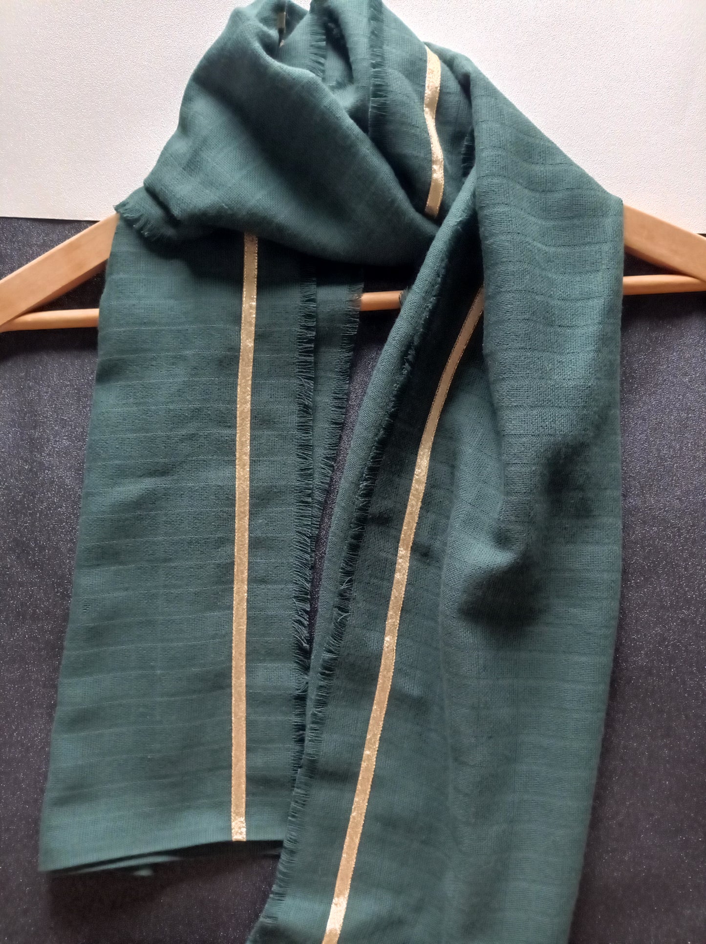 foulard vert avec ruban or sur fond noir et blanc