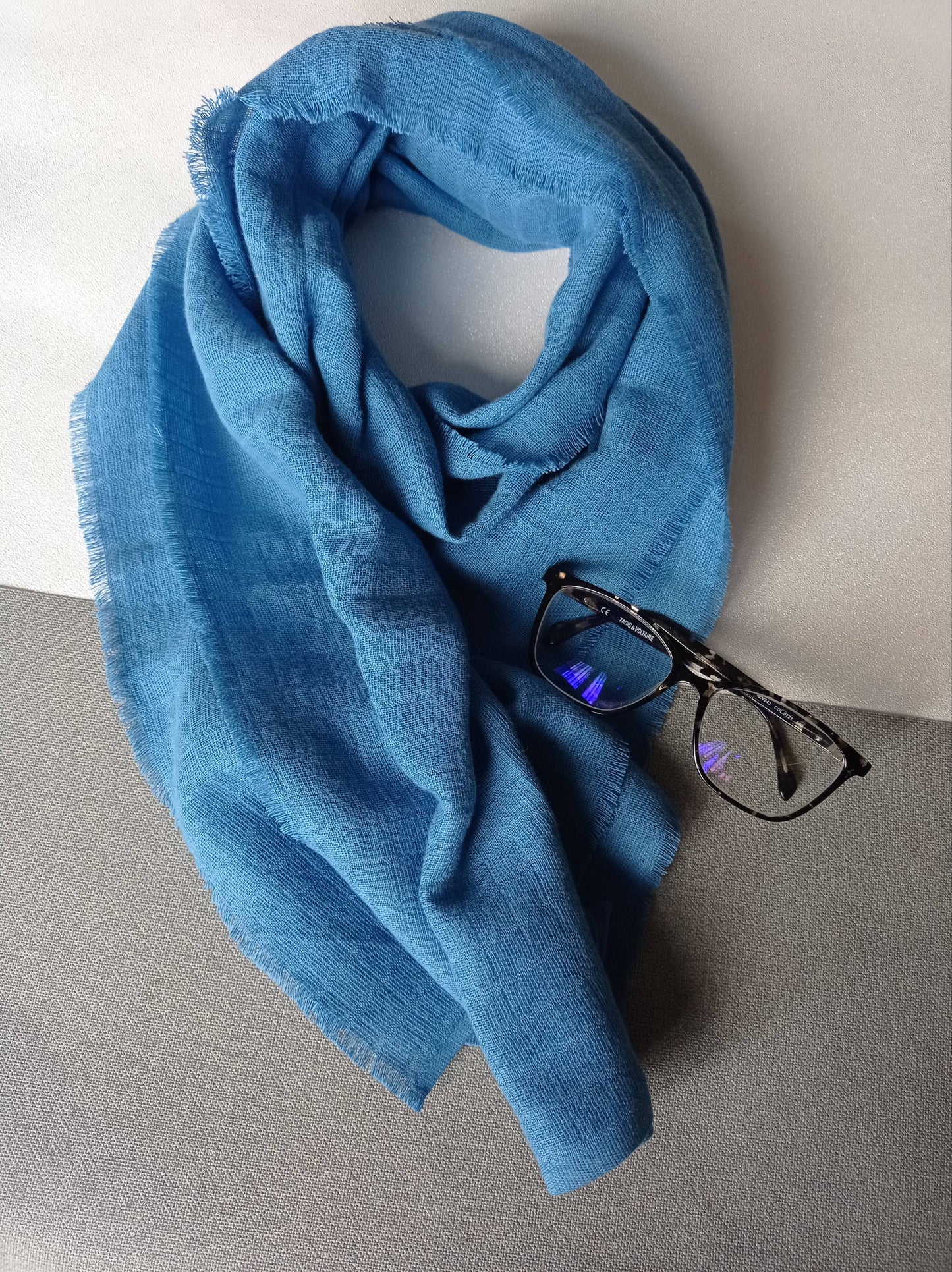 Cache cou bleu azur assorti gris