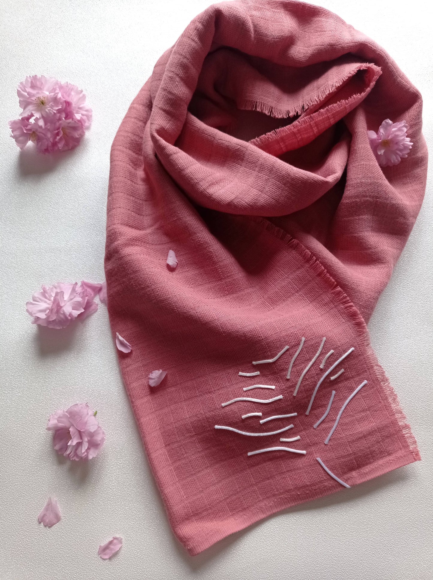 Foulard rose avec motif floral