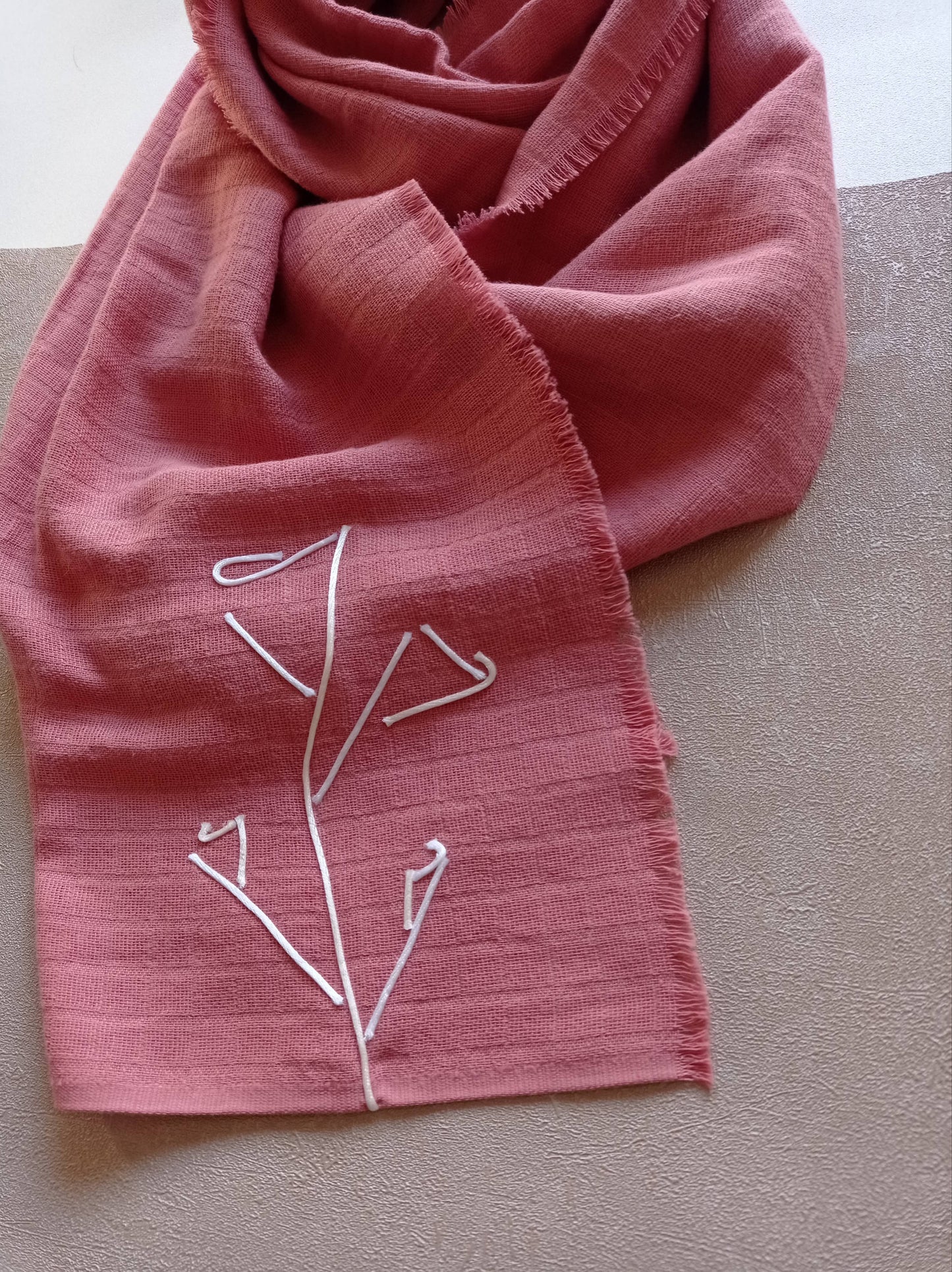 Motif floral représentant une Lys sur un foulard rose