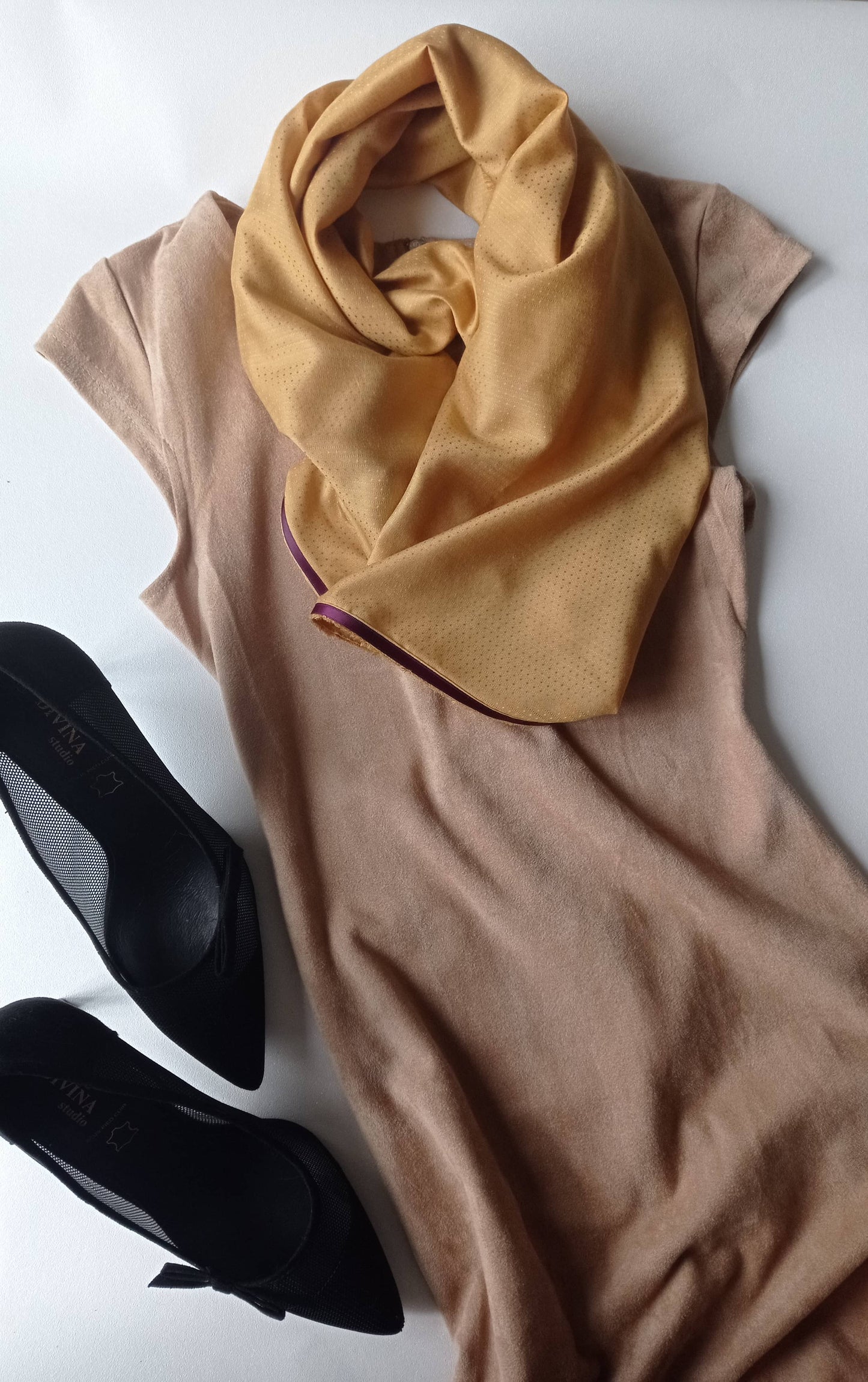étole dorée assortie robe beige et escarpin noir