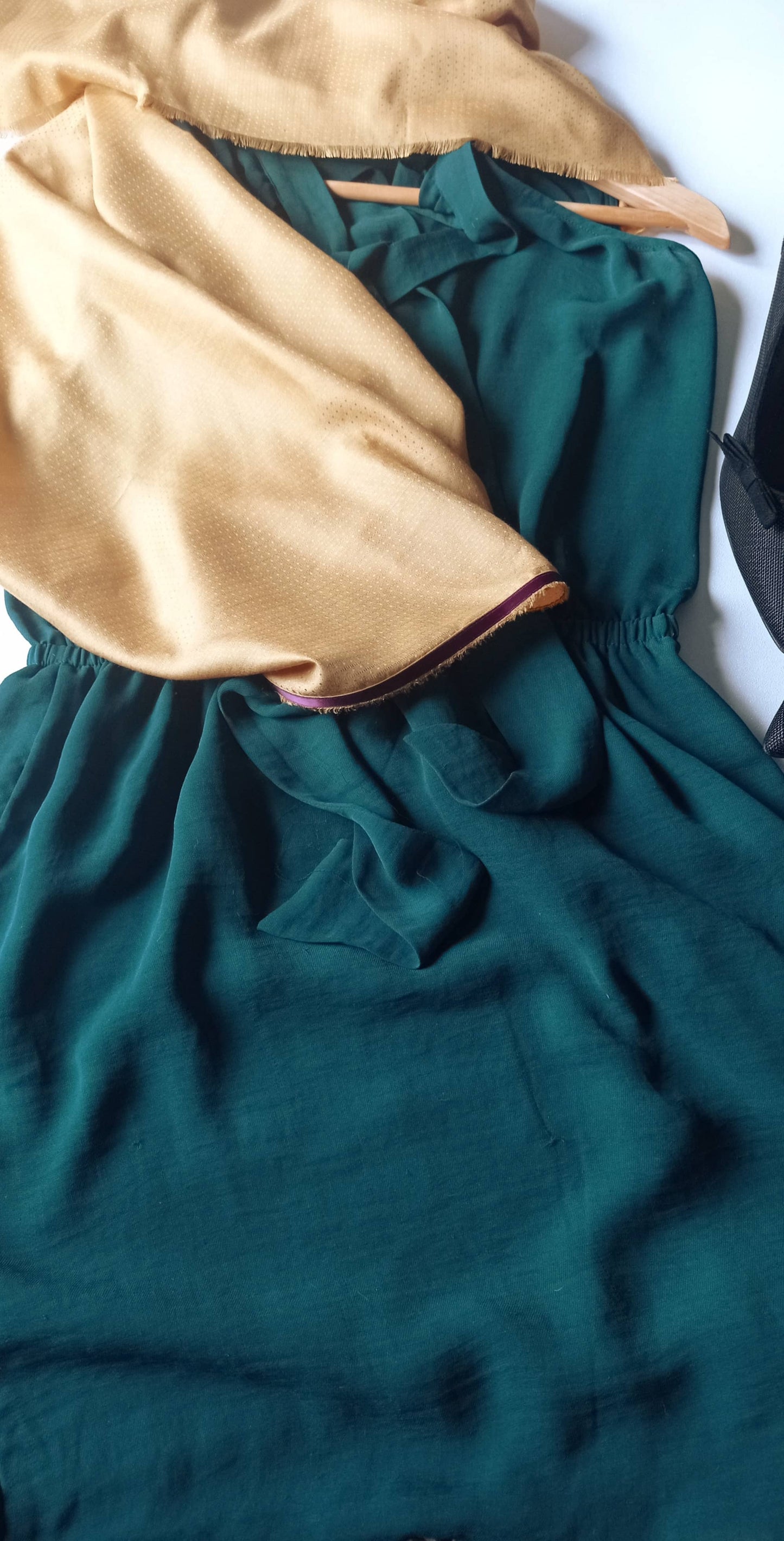 Foulard doré avec robe turquoise