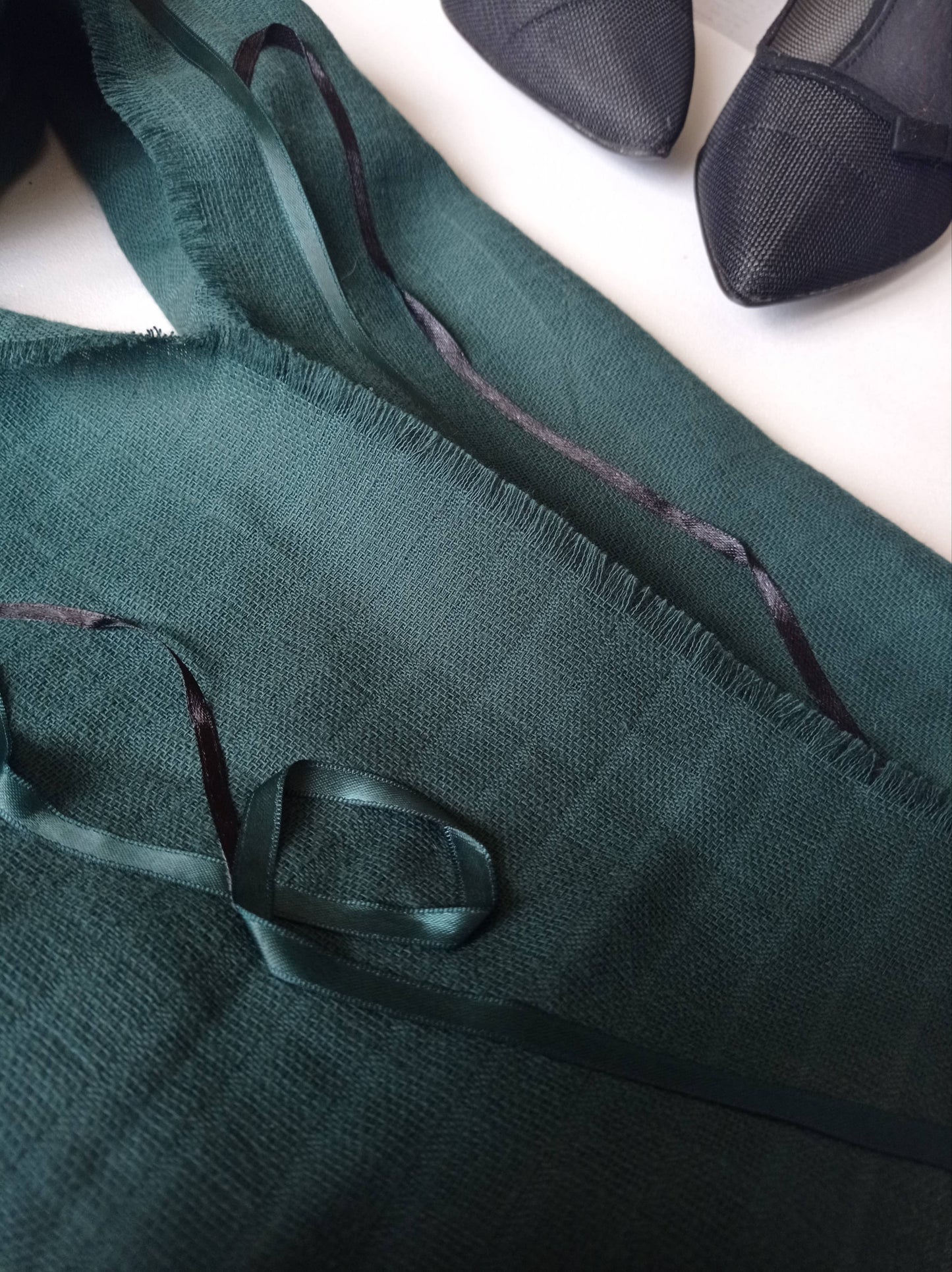 ruban vert et noir sur une etoffe verte en gros plan