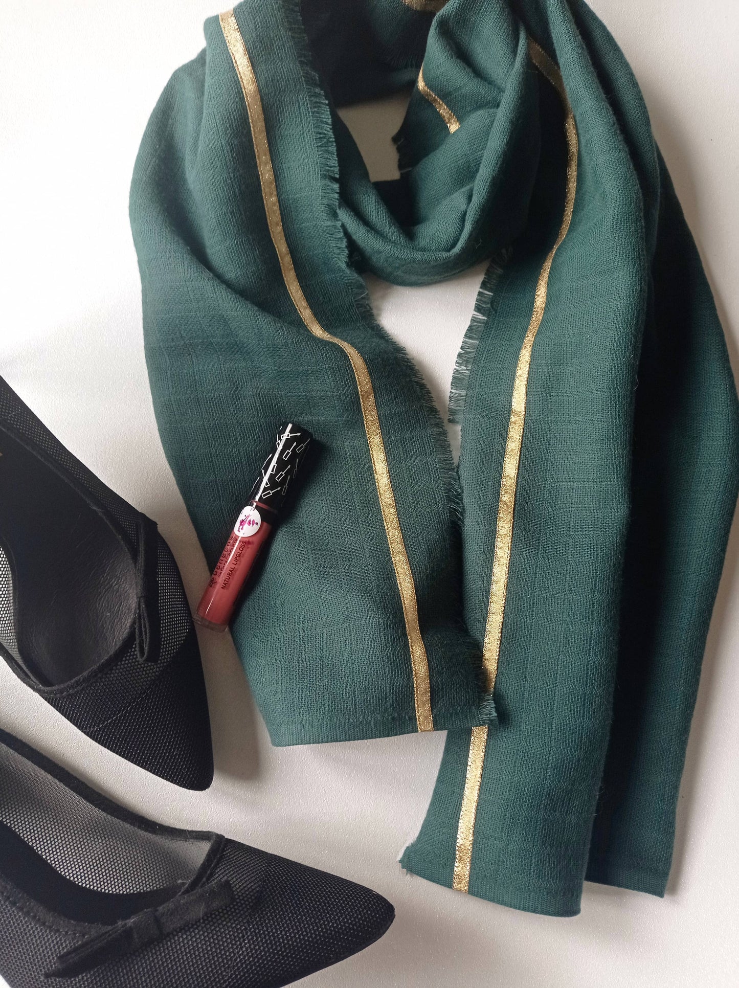 foulard vert ligne or entouré d'escarpin noir et d'un gloss
