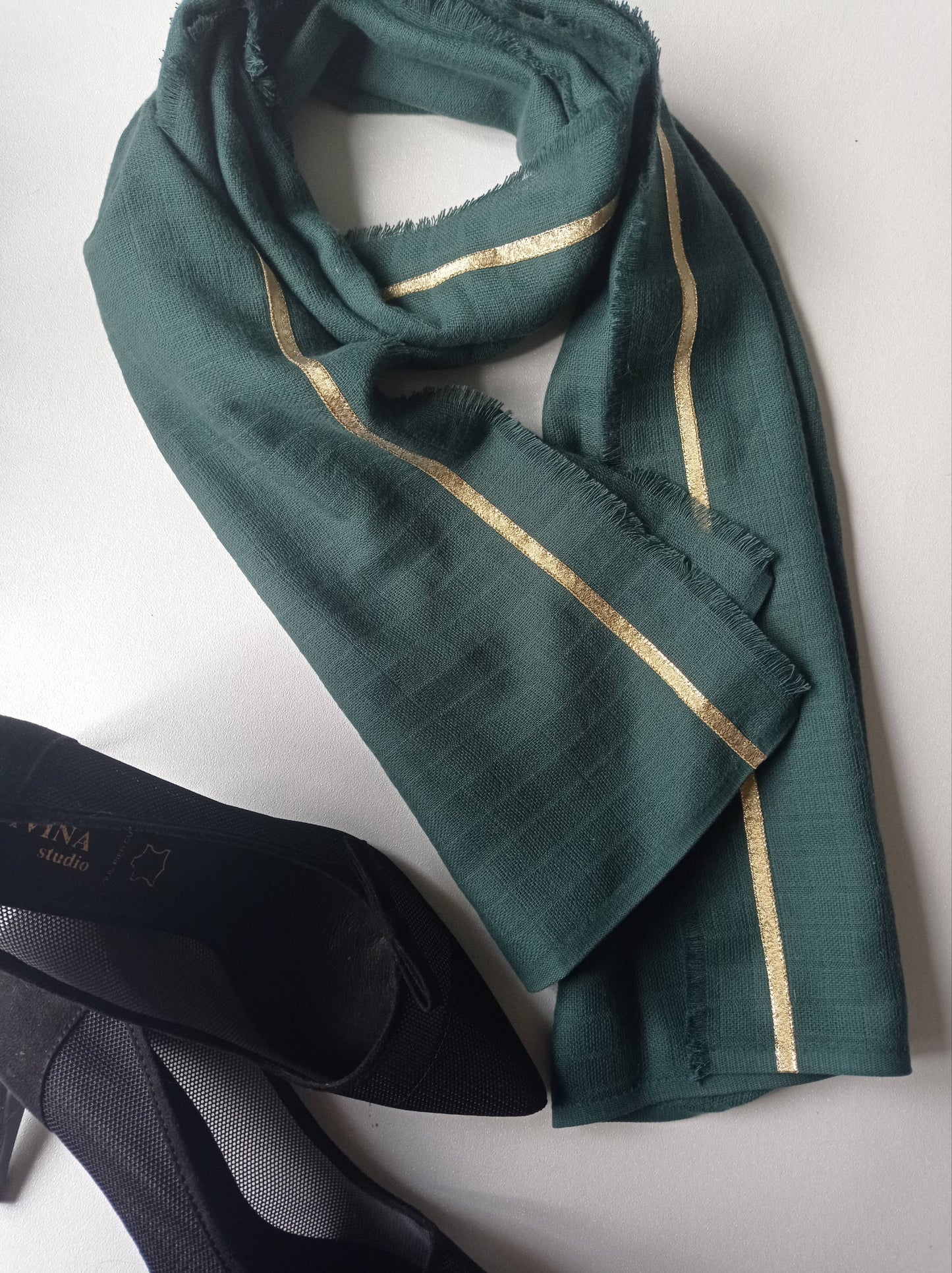 foulard vert ligne or entouré d'escarpin noir