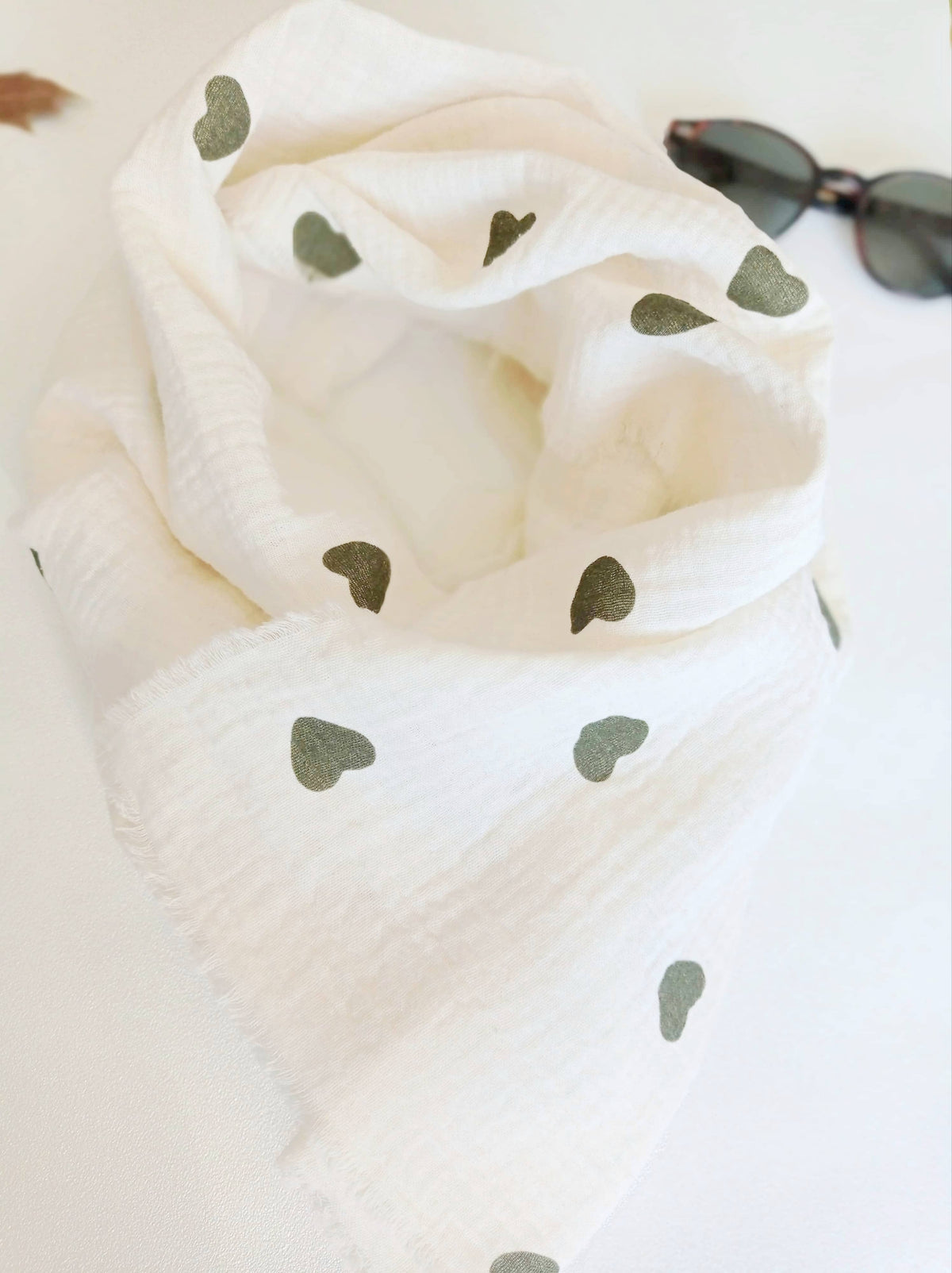 Foulard ou Écharpe en Coton Bio, Blanc Lin "Cœur tendre" imprimés cœurs verts | Made in France