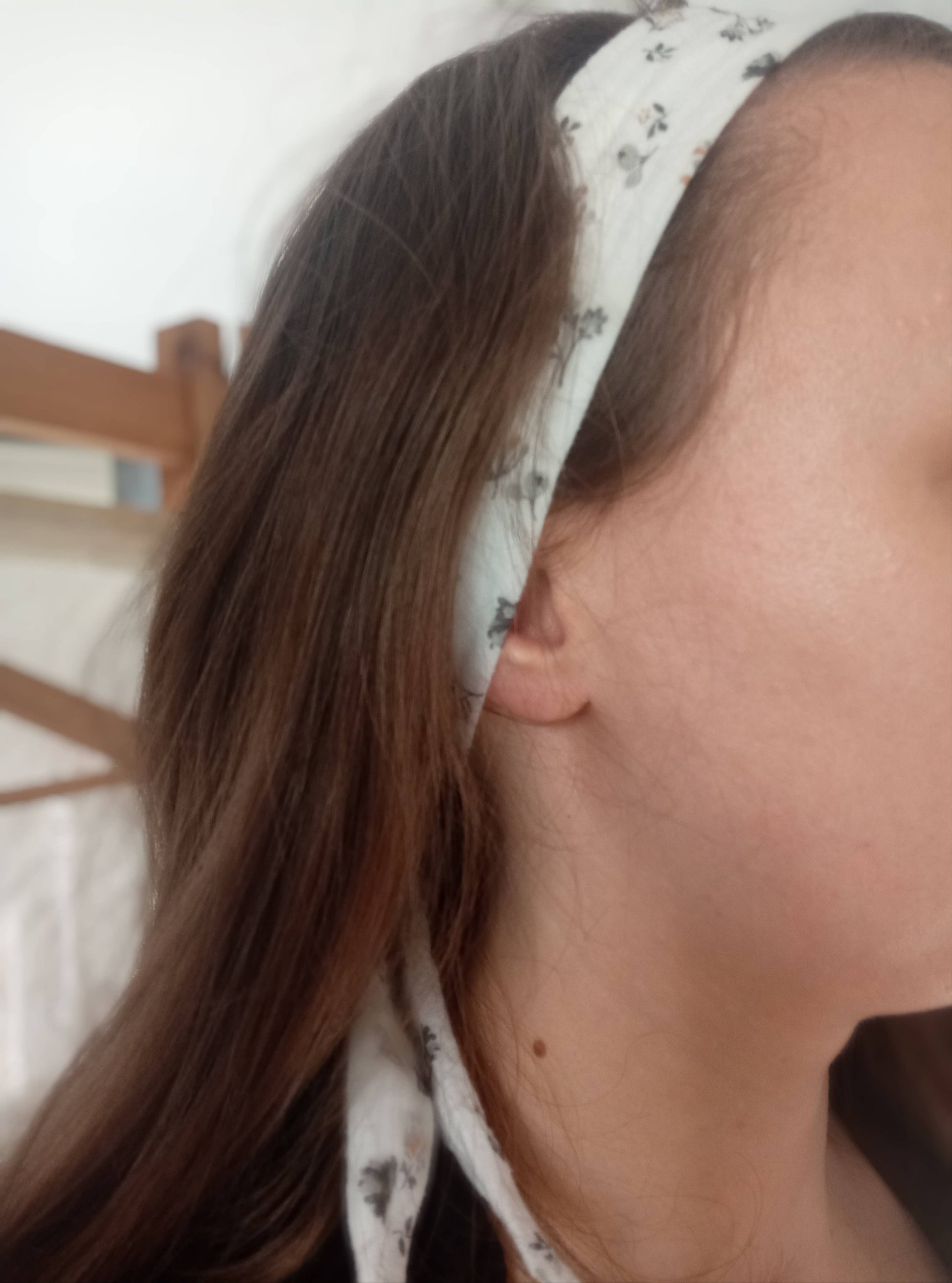 bandeau fin blanc à fleurs porté sur mannequin