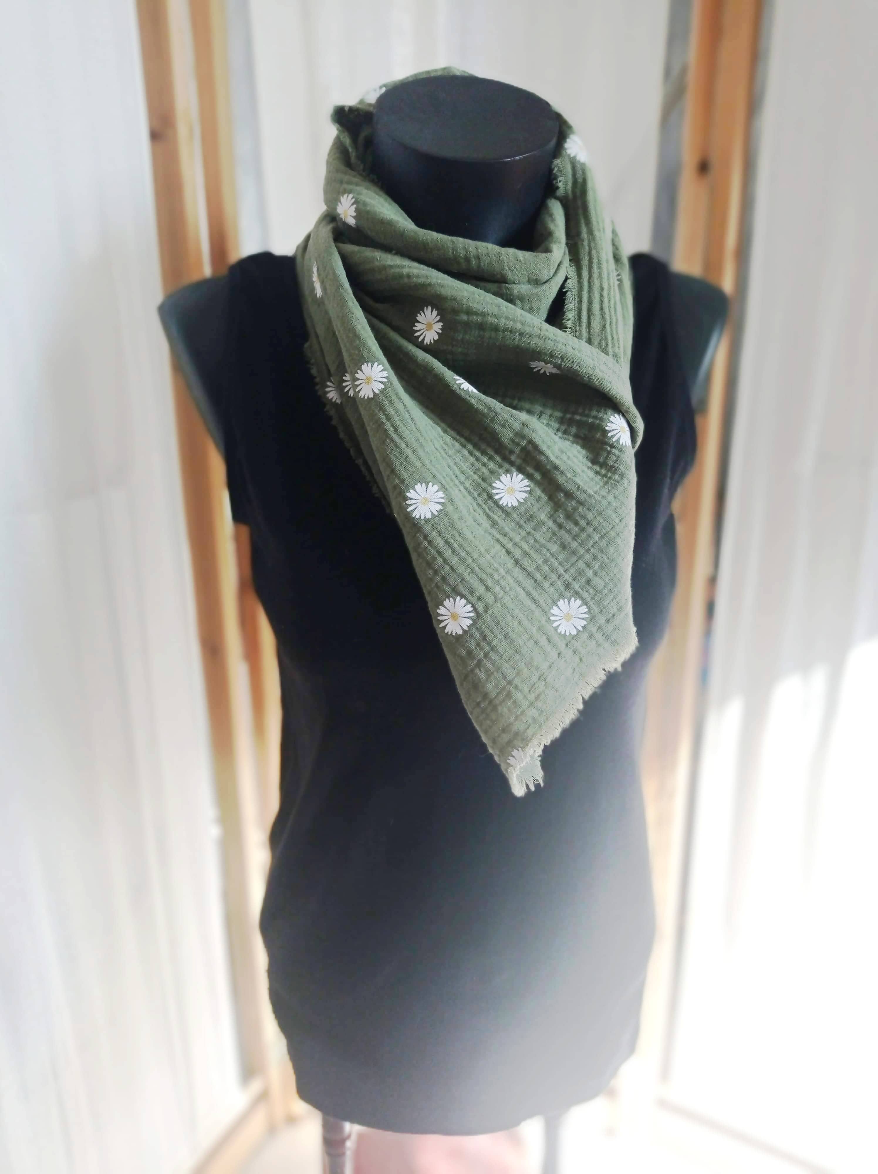 foulard vert marguerite présenté sur mannequin