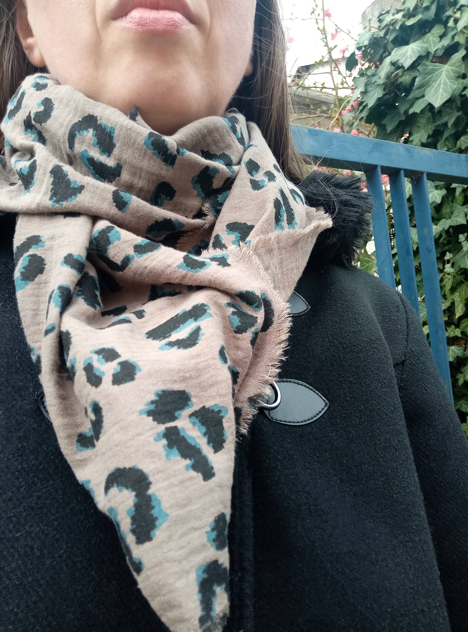 foulard femme en coton oeko-tex imprimé léopard taupe bleu et noir