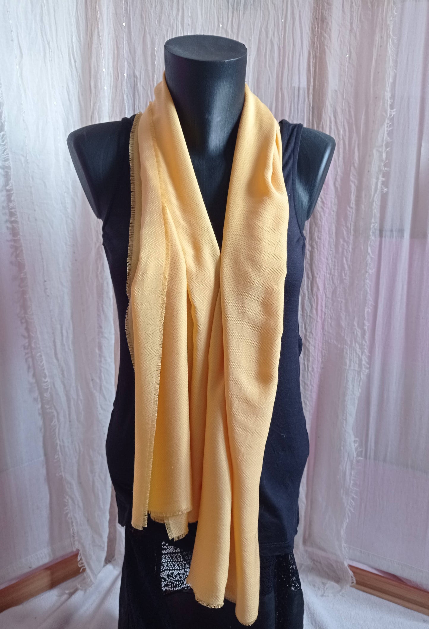 foulard long jaune sur bustier