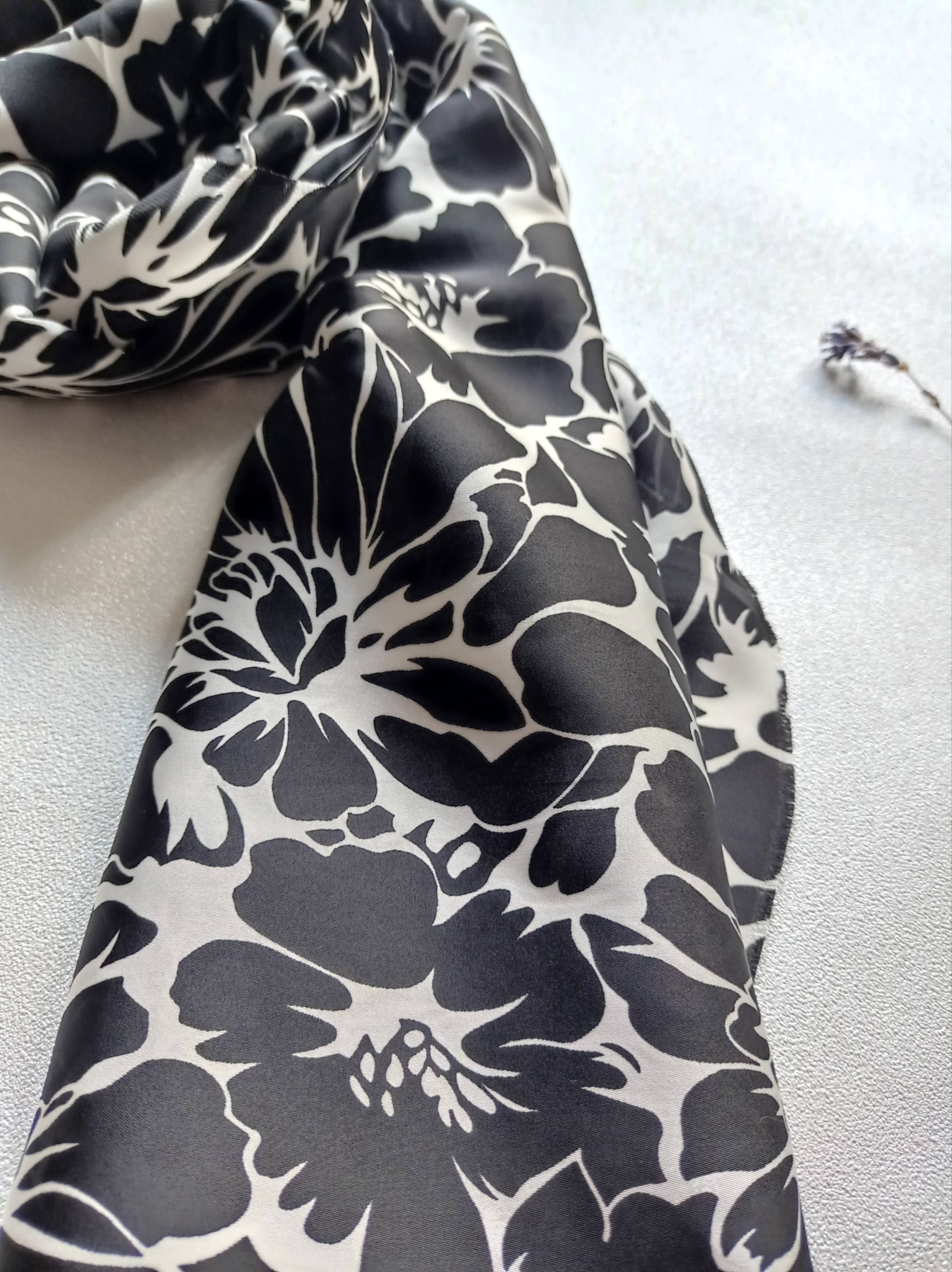 Foulard Pivoine Noir Blanche en Satin cologique Soyeux Made