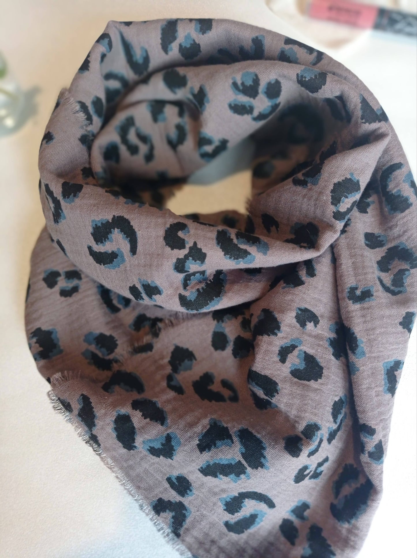 foulard imprimé léopard bleu et noir sur fond gris taupe
