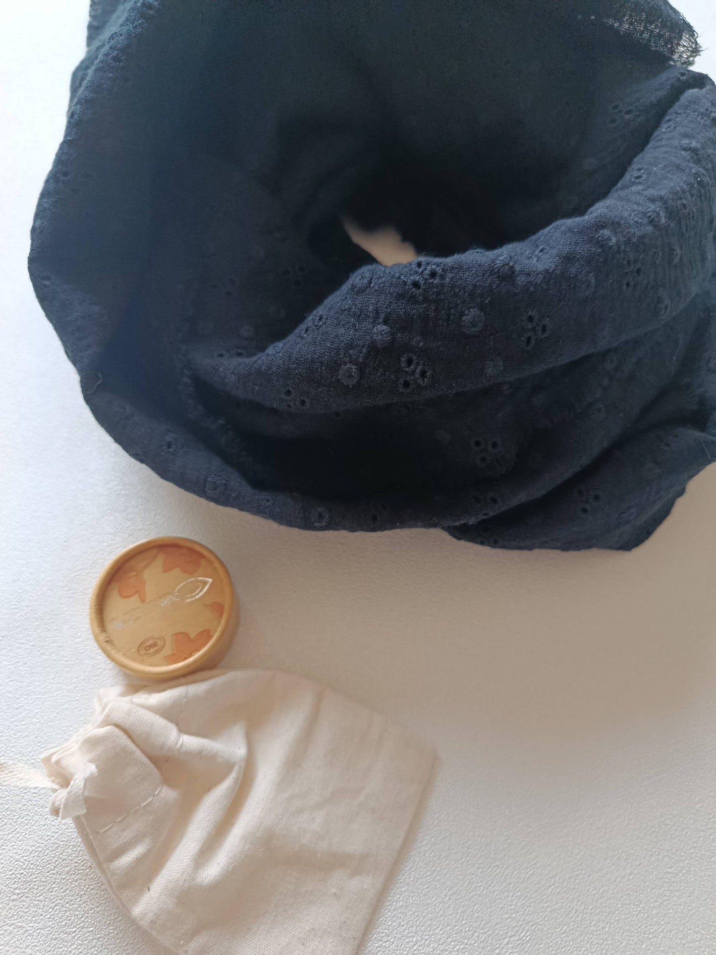 Écharpe noire "Divine" en coton brodé oeko-tex® | Made in France