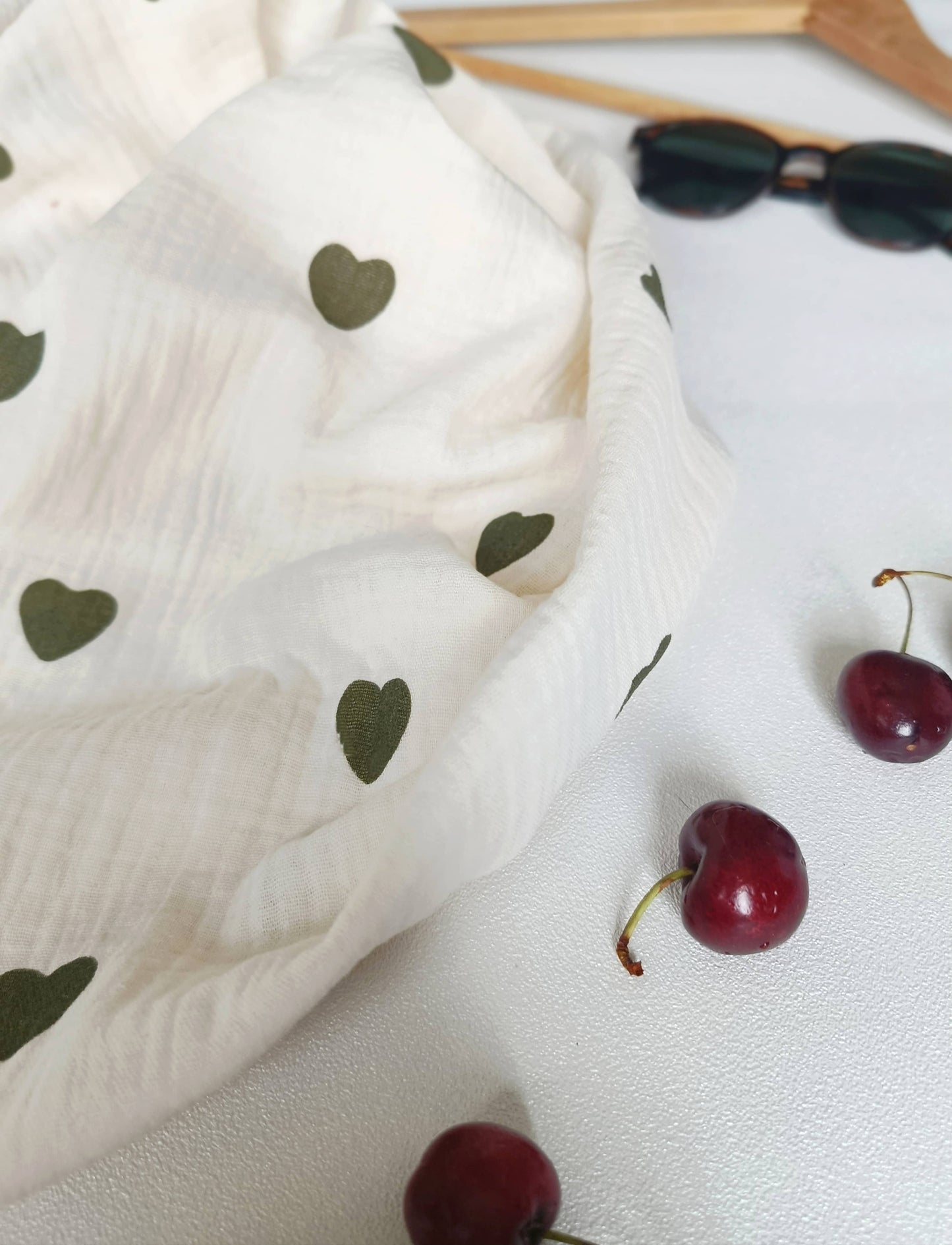 Foulard en Coton Bio, Blanc Lin "Joli cœur", imprimés cœurs verts | Made in France