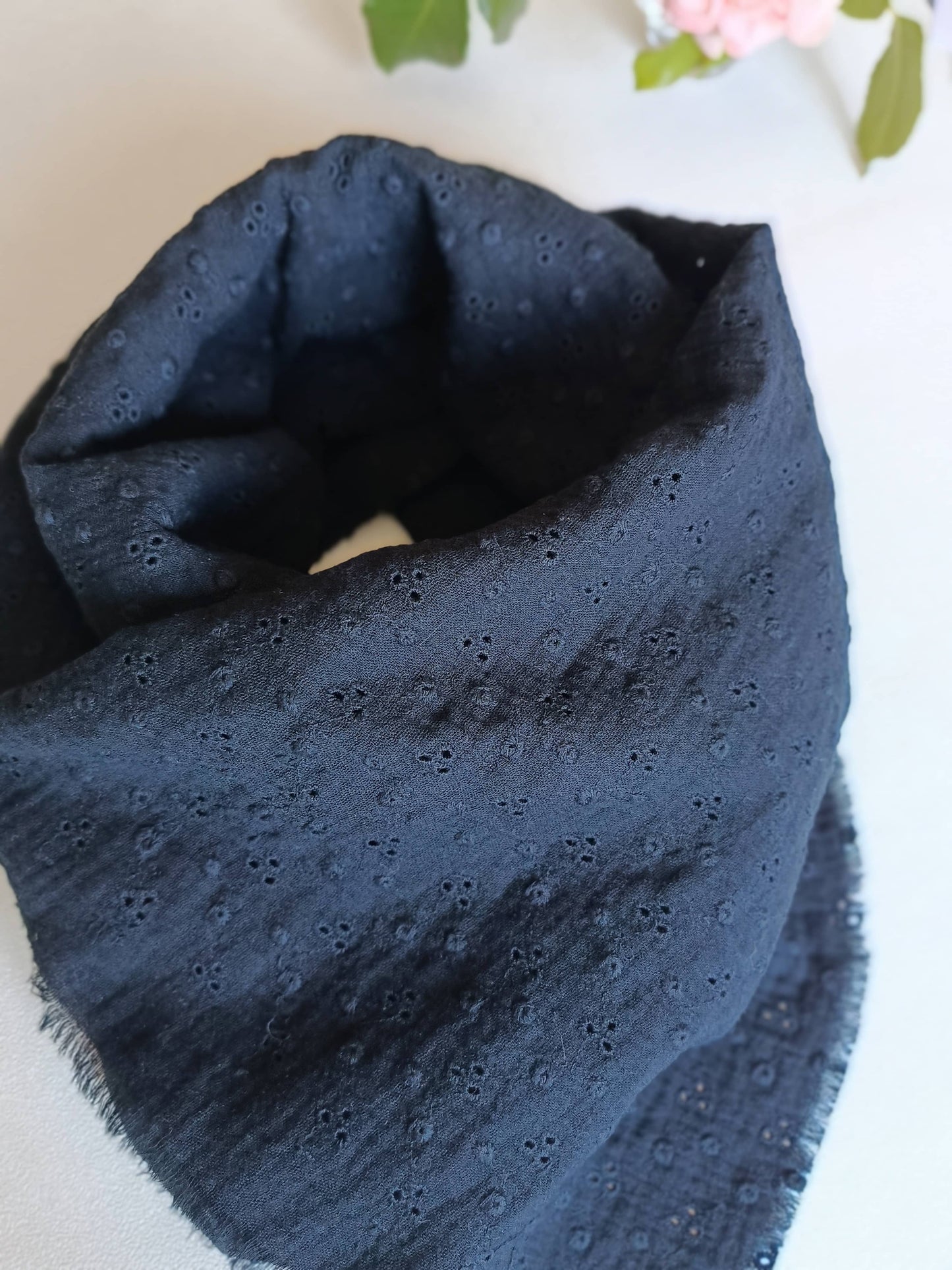 Écharpe noire "Divine" en coton brodé oeko-tex® | Made in France