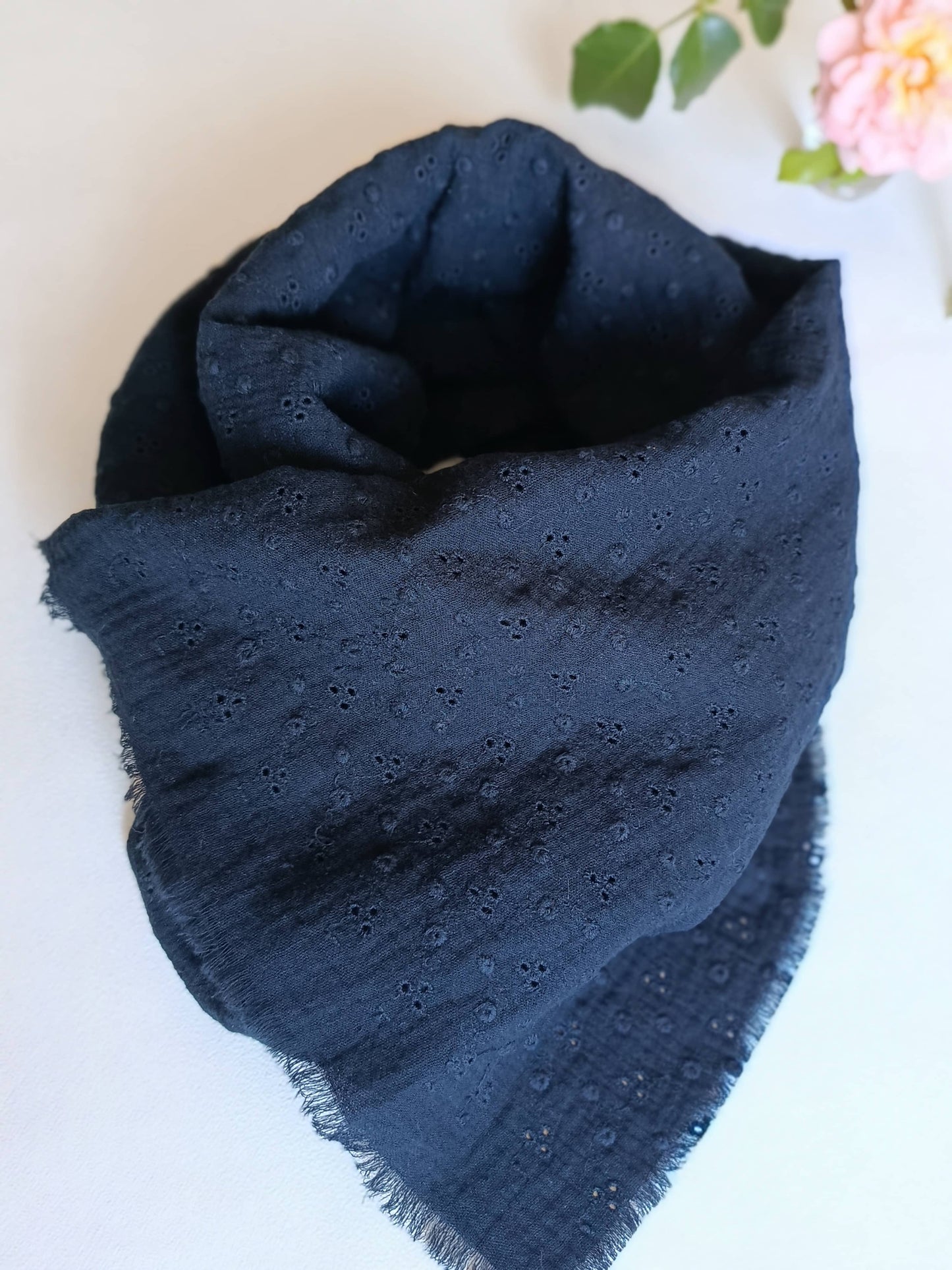 Écharpe noire "Divine" en coton brodé oeko-tex® | Made in France