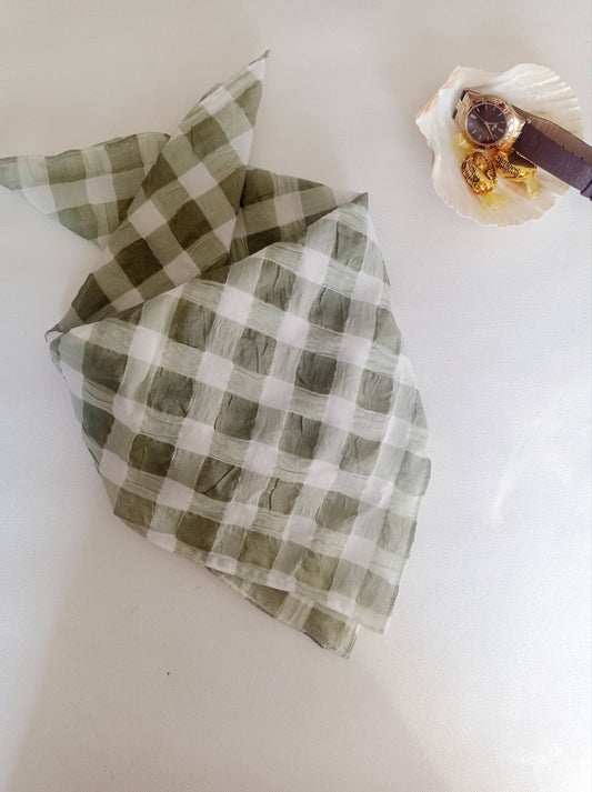 Foulard "La petite Tropézienne" en coton Oeko-Tex®, imprimé vichy carreaux vert blanc, existe en Bandana | 100% Made in France