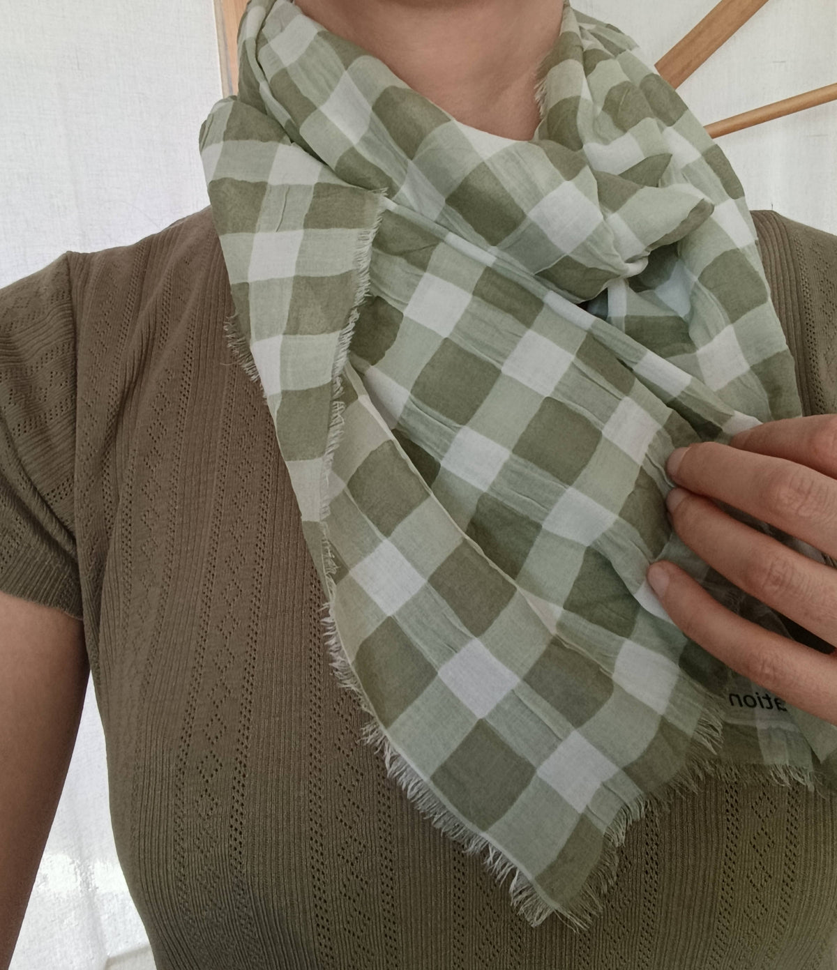 Foulard "La petite Tropézienne" en coton Oeko-Tex®, imprimé vichy carreaux vert blanc, existe en Bandana | 100% Made in France