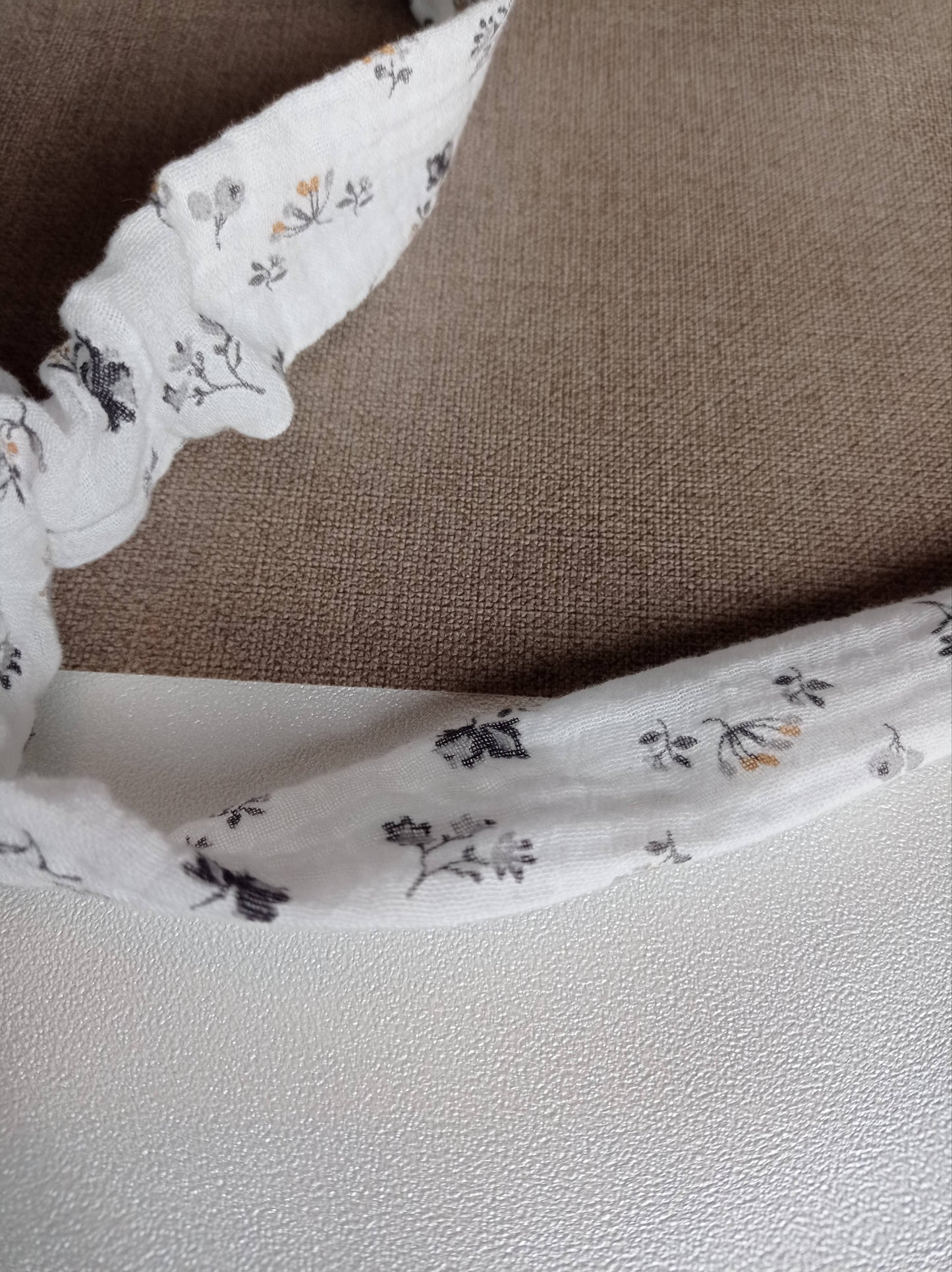 zoom sur motif floral discret gris et ocre