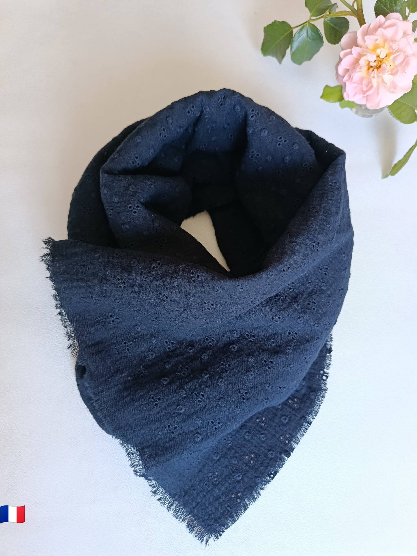 Écharpe noire "Divine" en coton brodé oeko-tex® | Made in France