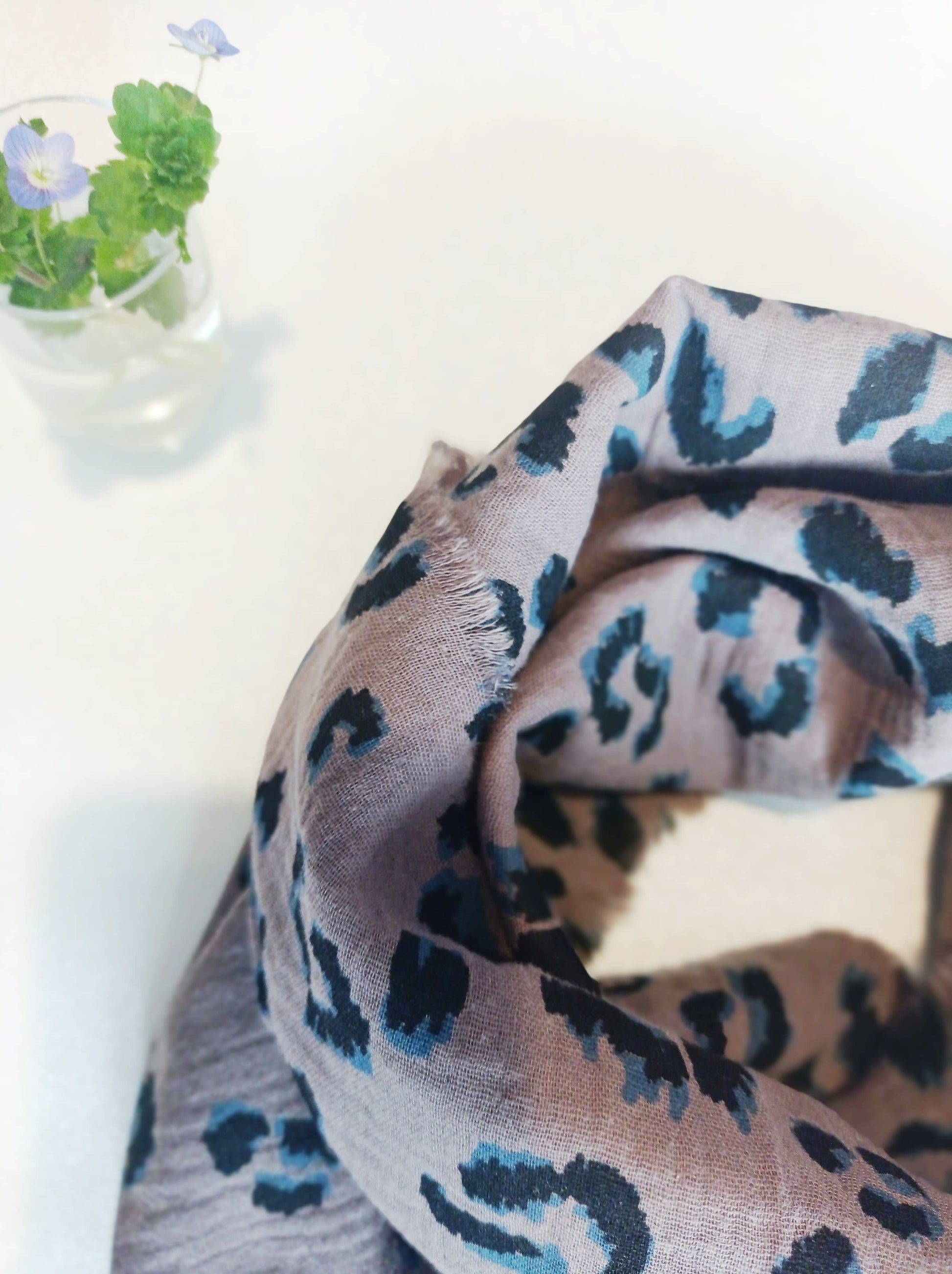 zoom foulard motif panthère bleu