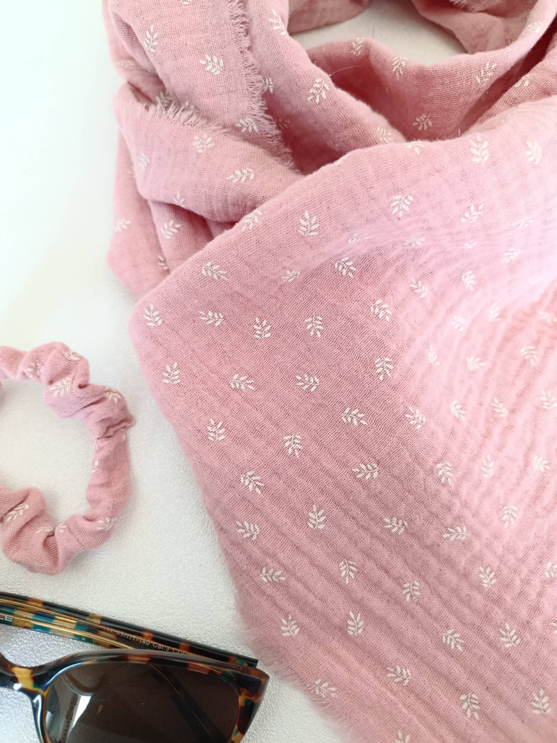 Vue rapprochée sur motif foulard rose en coton