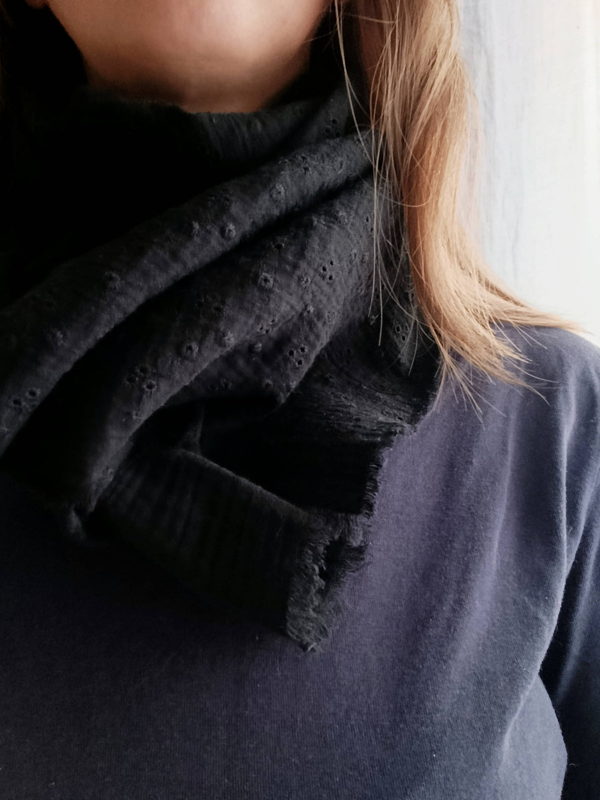 Cadeau pour femme écharpe noire élégante 
