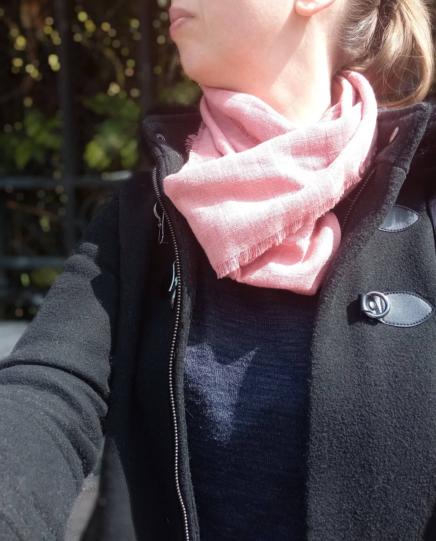 foulard rose assorti manteau sur femme ensoleillée