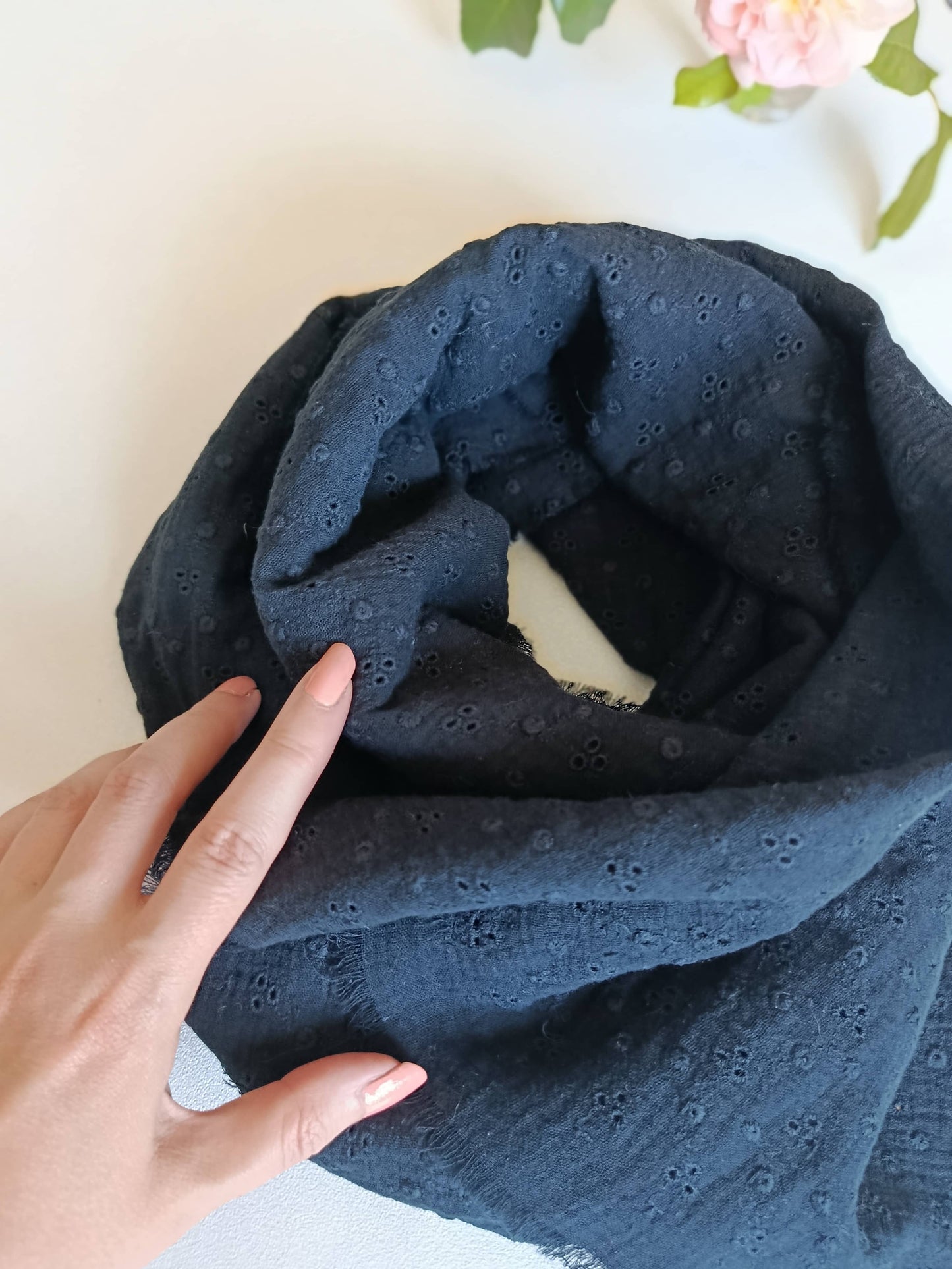 Écharpe noire "Divine" en coton brodé oeko-tex® | Made in France
