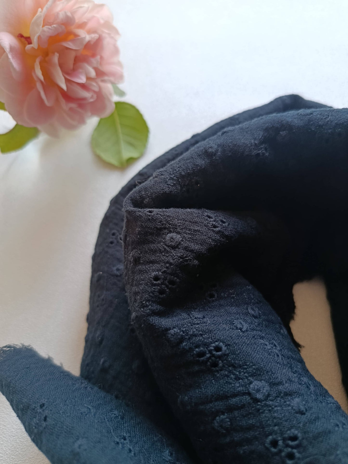 Écharpe noire "Divine" en coton brodé oeko-tex® | Made in France