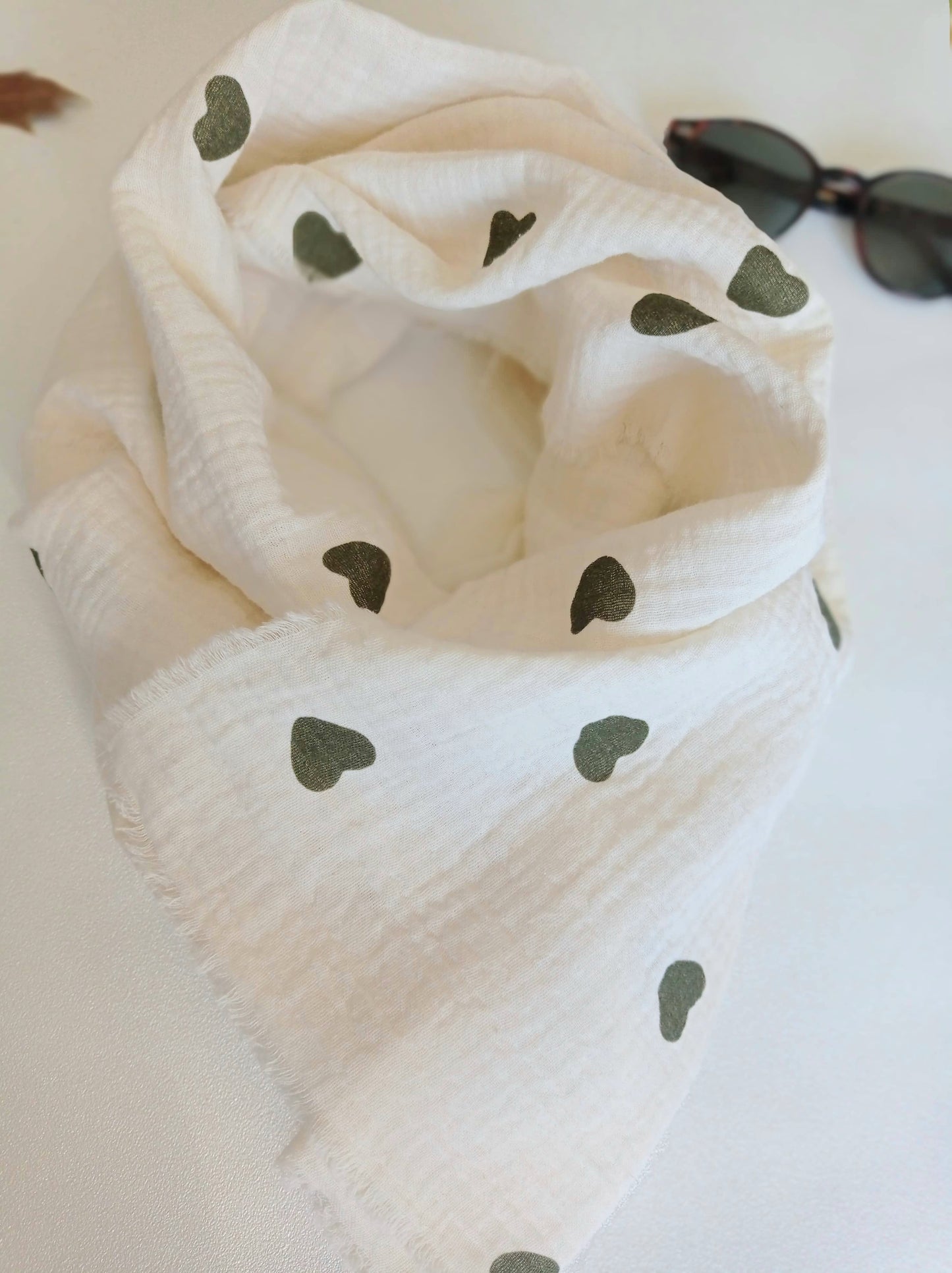 Foulard en Coton Bio, Blanc Lin "Joli cœur", imprimés cœurs verts | Made in France