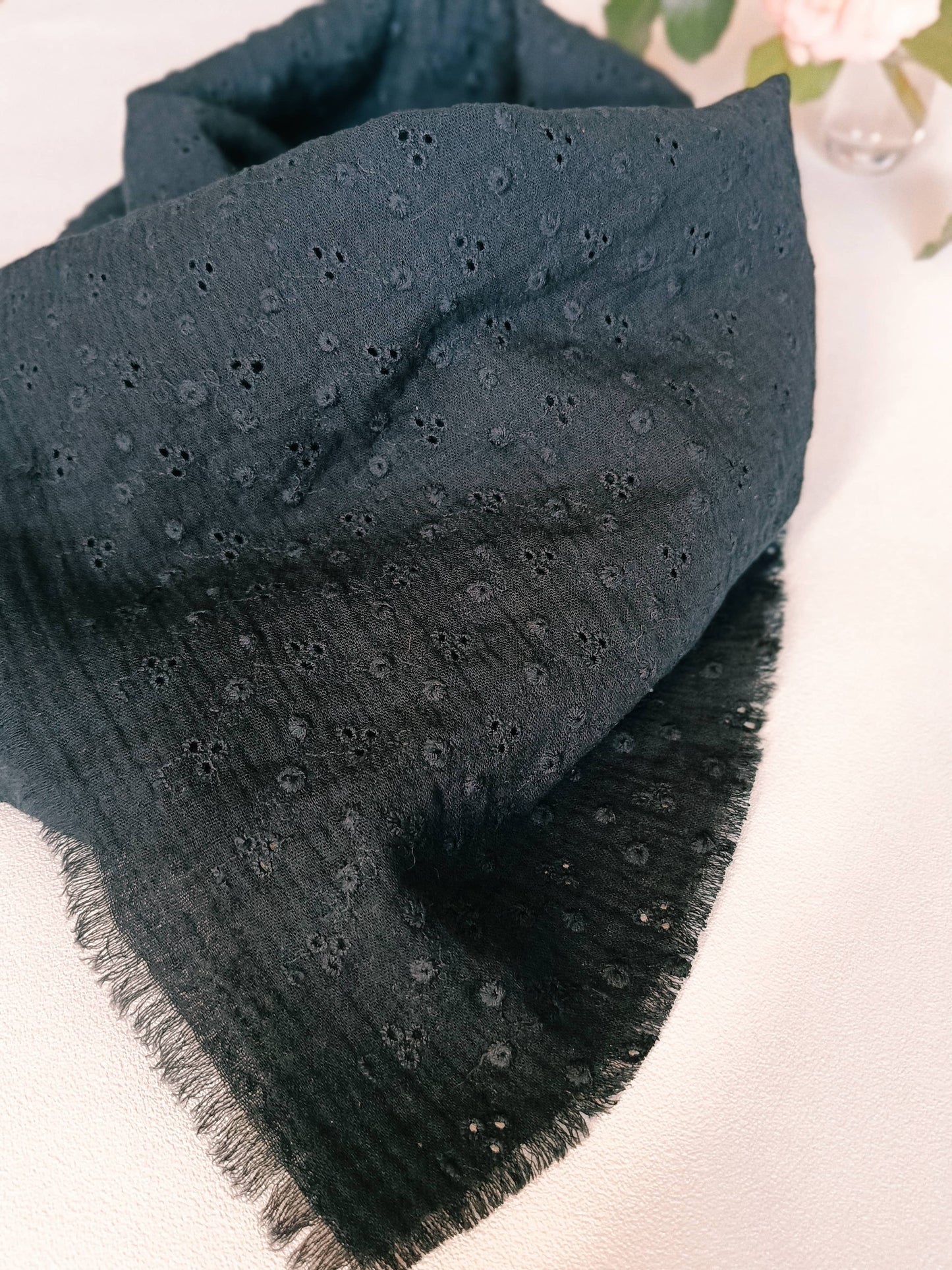 Écharpe noire "Divine" en coton brodé oeko-tex® | Made in France
