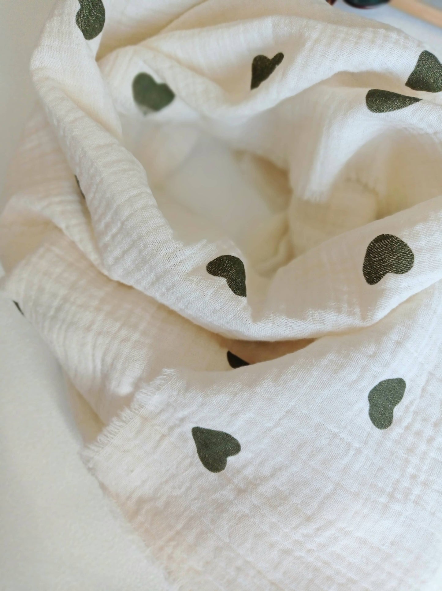 Foulard en Coton Bio, Blanc Lin "Joli cœur", imprimés cœurs verts | Made in France