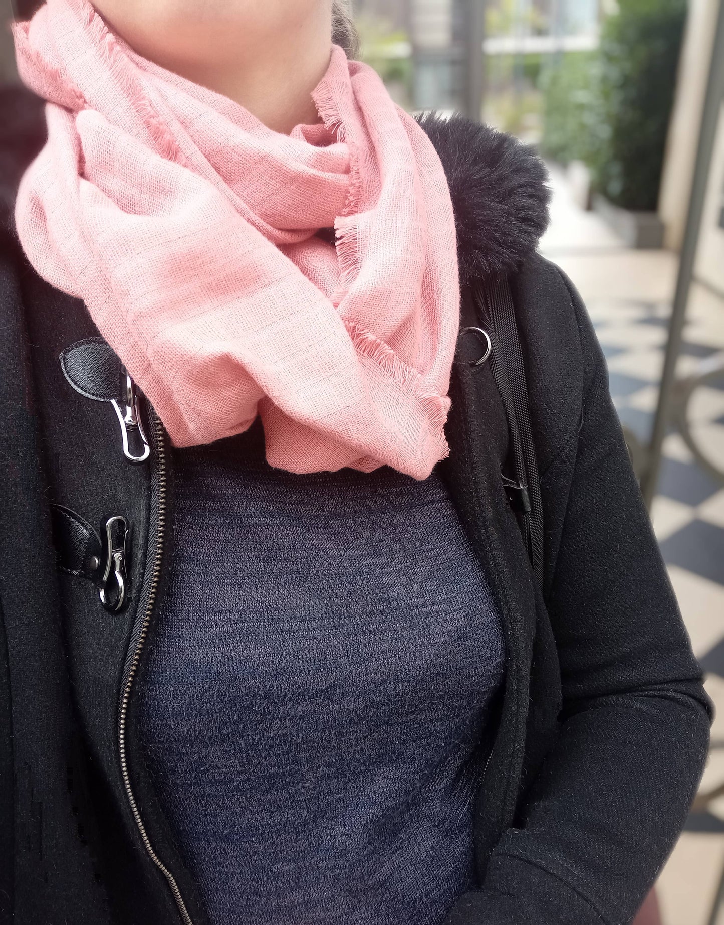 foulard rose sur mannequin femme en ville