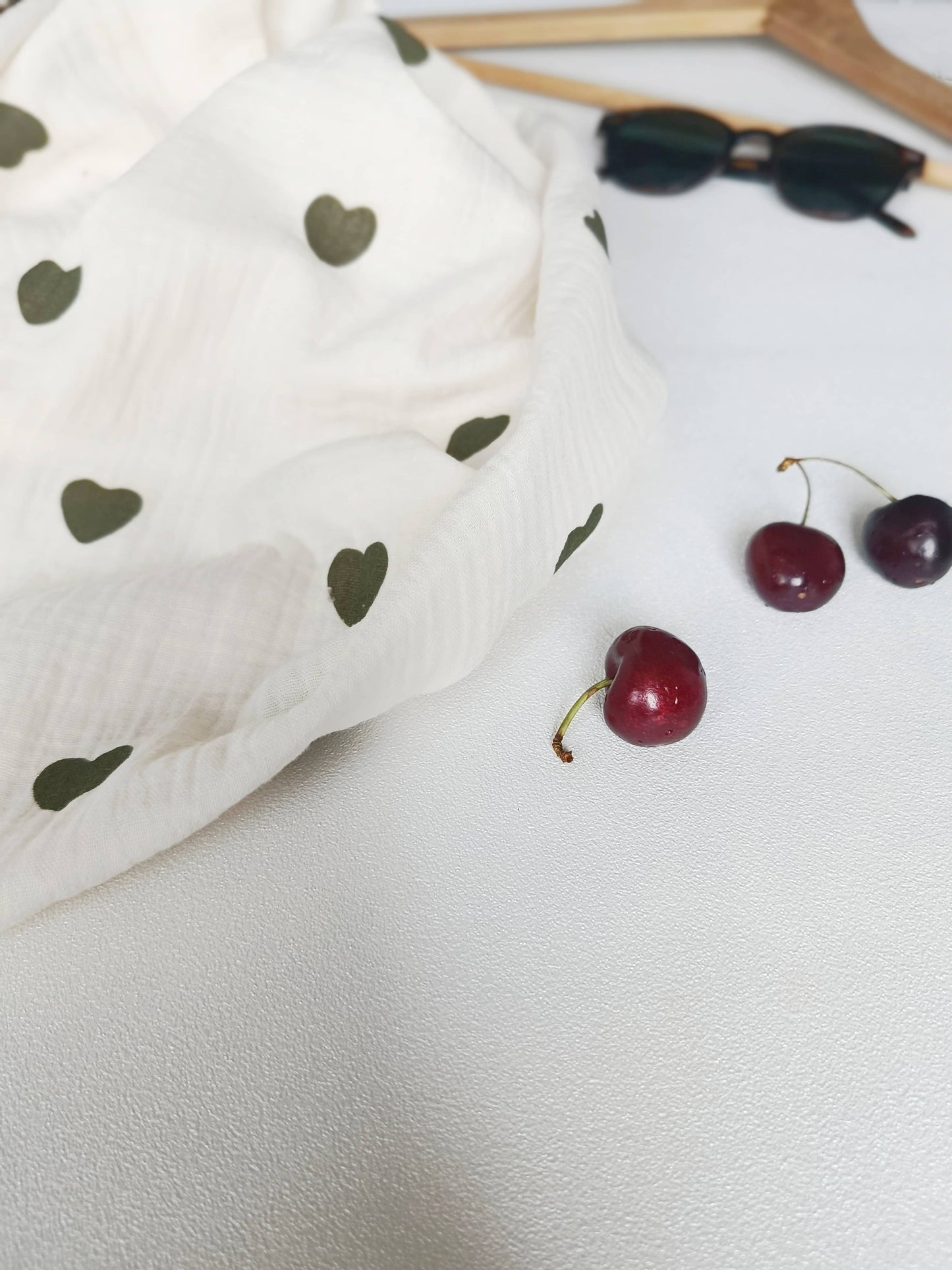 Foulard en Coton Bio, Blanc Lin "Joli cœur", imprimés cœurs verts | Made in France