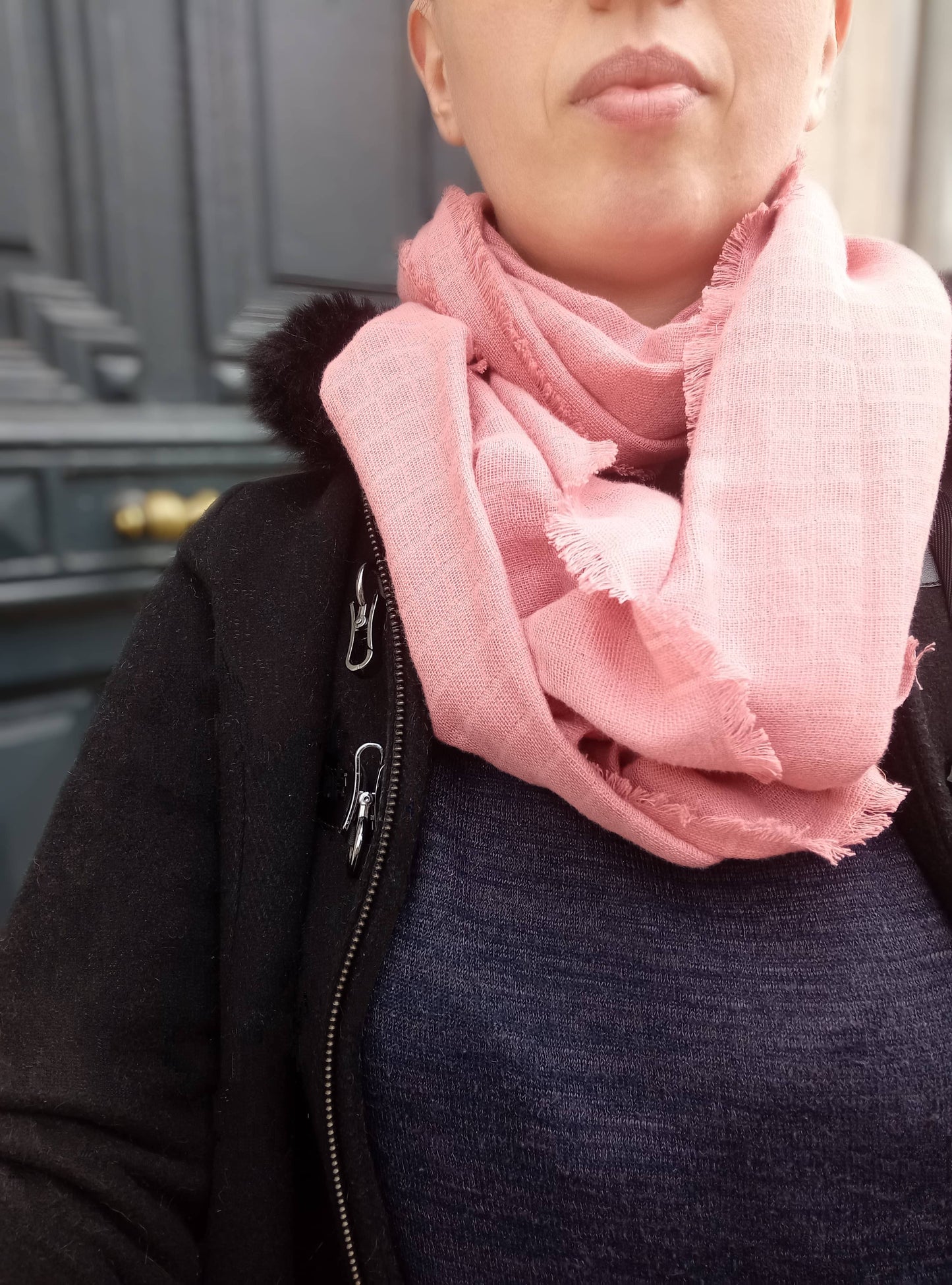 écharpe rose portée en ville assortie manteau pull